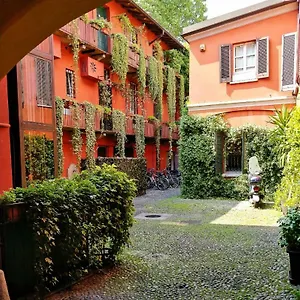 - Alzaia Naviglio Grande Mailand